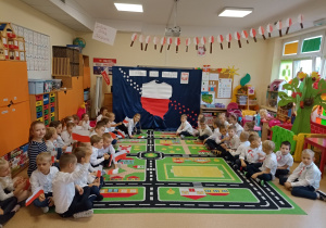 Dzieci czekają na rozpoczęcie obchodów Święta Niepodległości