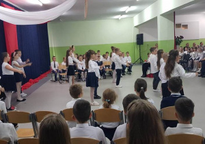 uczniowie szkoły podczas występu