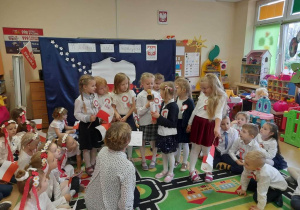 dzieci recytują wiersz z okazji święta niepodległości