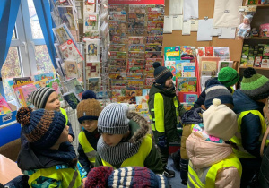 Dzieci oglądają pocztę.