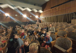 Dzieci siedzą w teatrze.