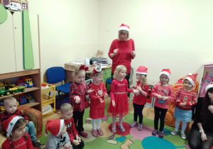 Dzieci wraz z wychowawczynią śpiewają piosenkę dla Mikołaja