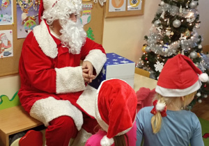 Mikołaj rozmawia z dziećmi