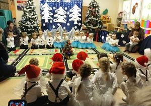 Dzieci tańczą do piosenki "Aniołki i choinka"