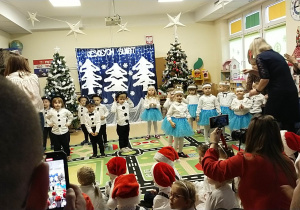 Dzieci tańczą do piosenki "Zima, zima"