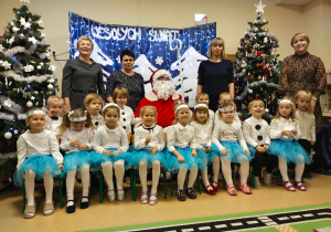 Dzieci wraz z Mikołajem, panią dyrektor i paniami z grupy pozują do zdjęcia