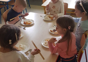 dzieci siedzą przy stoliku - degustacja smaku chińszczyzny