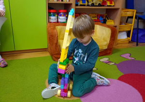 Chłopiec zbudował pojazd (dźwig) z klocków LEGO DUPLO