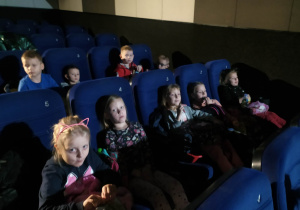 dzieci siedzą w kinie