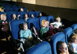 dzieci obserwują ekran kinowy