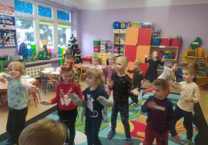 dzieci tańczą do piosenki