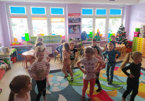 dzieci ćwiczą nowy układ taneczny