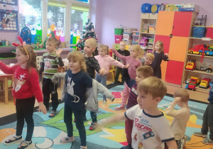 dzieci wspólnie tańczą układ taneczny