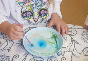 dziewczynka maluje lód na niebiesko