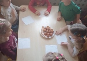 Dzieci rozpoznają słodkości kojarzące się z "Tłustym czwartkiem"