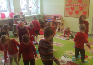 dzieci tańczą na gazetach w rytm - Serduszko Puka W Rytmie cza cza