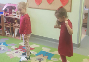 dzieci tańczą na gazetach w rytm - Serduszko Puka W Rytmie cza cza