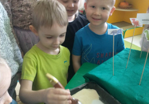 dzieci bawiące się w Paleontologa