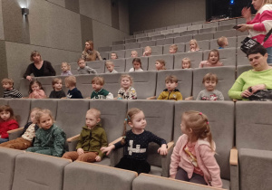 Dzieci czekają do wyświetlenie filmu animowanego "Mumie"