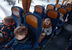 Dzieci jadą autobusem do kina