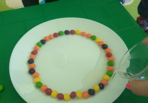 dzieci wykonują eksperyment kolorowa tęcza