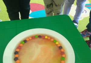 talerzy z cukierkami podczas eksperymentu, kolorowa tęcza