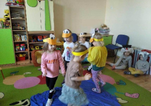 Dzieci-kaczki tańczą w stawie do słyszanej muzyki