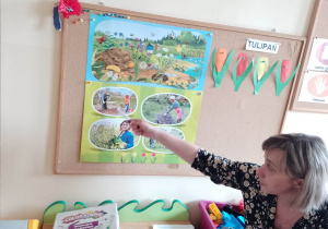 Nauczycielka w oparciu o ilustracje opowiada dzieciom o pracach porządkowych w ogrodzie wiosną
