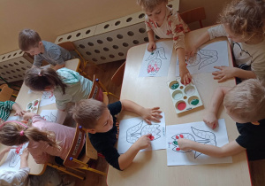 Dzieci malują farbami tulipana (praca bez użycia pędzli)