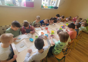 Dzieci malują pisanki.