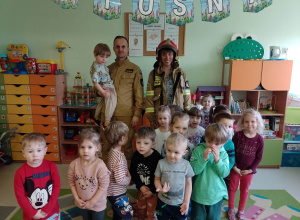 Spotkanie Pszczółek i Jagódek ze strażakiem z Państwowej Straży Pożarnej w Ozorkowie