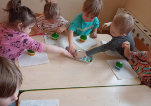 Dzieci dekorują babeczkę według własnego pomysłu