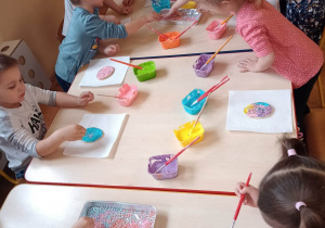Dzieci dekorują pisankę wielkanocną według własnego pomysłu