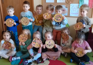 Dzieci pozują do zdjęcia z wykonanymi przez siebie pizzami