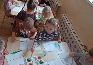 Dzieci malują farbami flagę Włoch