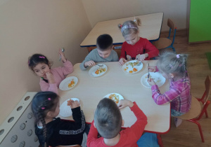 dzieci podczas degustacji pizzy