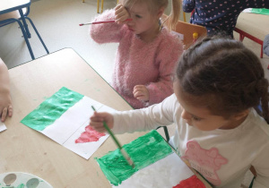 dzieci malują farbami flagę Włoch