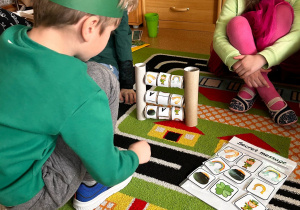 dzieci grają w loteryjkę językową