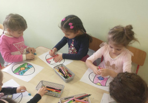 dzieci malują przy stoliku