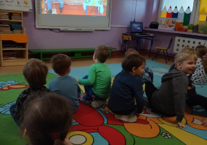 Dzieci oglądają koncert wielkanocny na tablicy multimedialnej