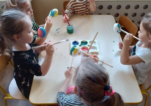 Dzieci malują styropianowe jajka farbami według własnego pomysłu