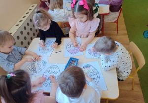 Dzieci wykonują pisankę zdobioną kredkami według własnego pomysłu