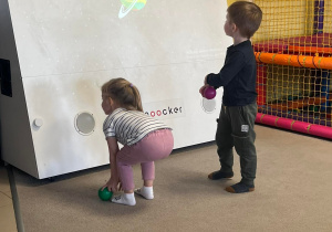 Dzieci grają w grę na tablicy interaktywnej