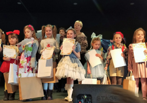 Dzieci wyróżnione w konkursie odbierają nagrody na scenie