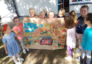dziewczynki prezentują swój plakat