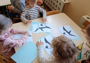 Dzieci układają z trzech elementów ilustrację jaskółki