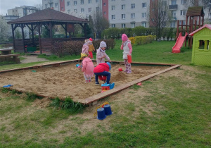 dzieci podczas zabawy w piaskownicy