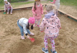 dzieci podczas zabawy w piaskownicy