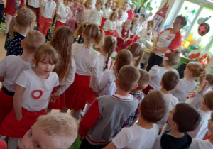 Dzieci ze wszystkich grup przedszkolnych śpiewają wspólnie hymn "Mazurek Dąbrowskiego"