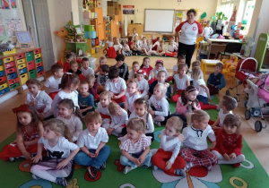 Dzieci w strojach biało-czerwonych czekają na rozpoczęcie uroczystego apelu